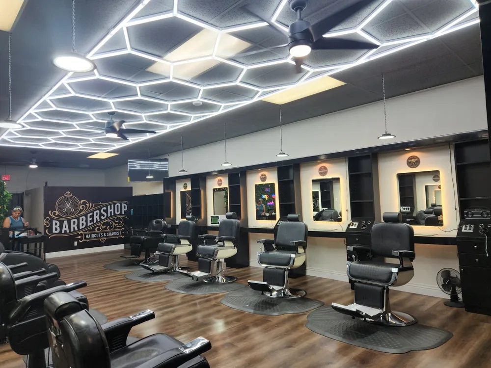 Interior de la barbería y salón de belleza Sebastian