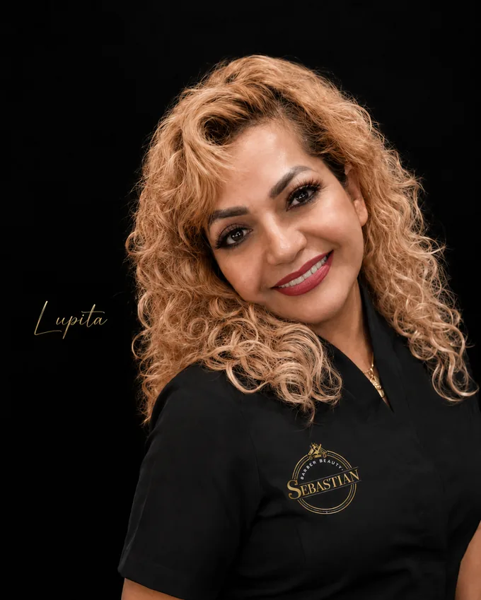Lupita, del equipo de Sebastian Barber Beauty Salon