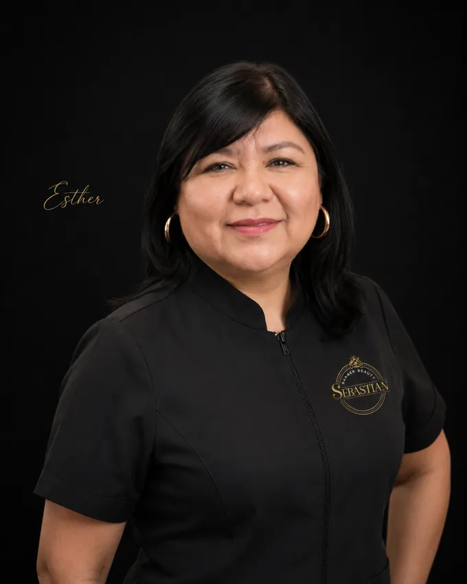 Esther, del equipo de Sebastian Barber Beauty Salon