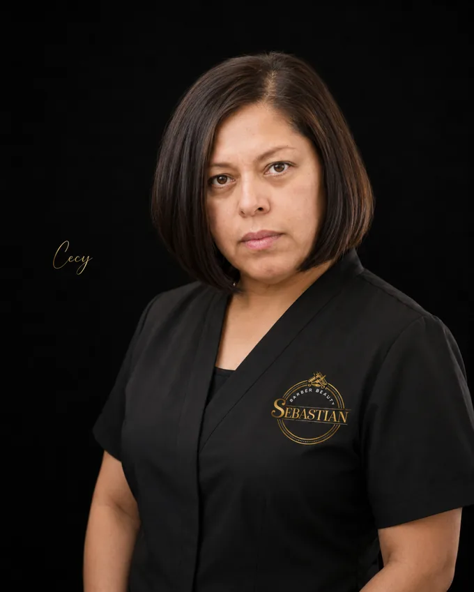 Cecy, del equipo de Sebastian Barber Beauty Salon